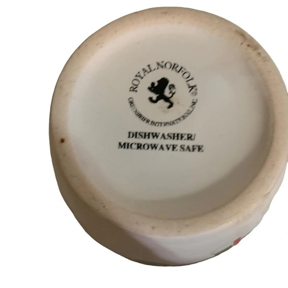 Royal Norfolk Christmas coffee cup with Santa and trailer - Picture 4 of 4